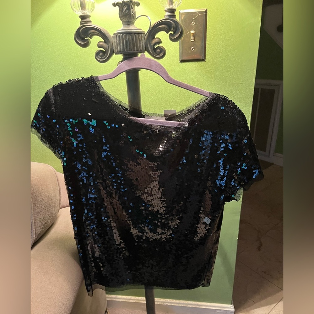 Loft,,short sleeve sequence top.. size M. New with tag